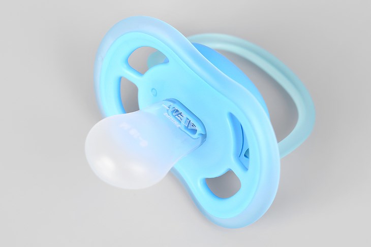 Ti giả Philips Avent có kiểu dáng đối xứng thông minh giúp hỗ trợ sự phát triển cấu trúc vòm miệng tự nhiên của bé