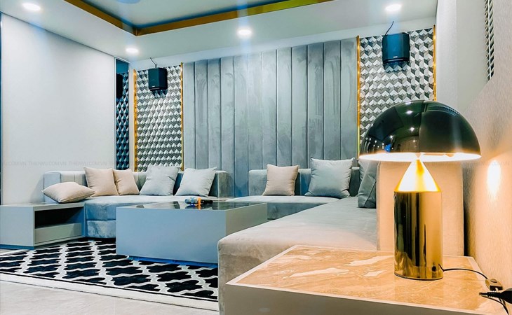 Bạn có thể tận dụng các độ dùng trong nhà, các món đồ trang trí nội thất để sử dụng cho hệ thống tiêu tán âm thanh tránh bị vang và dội âm.