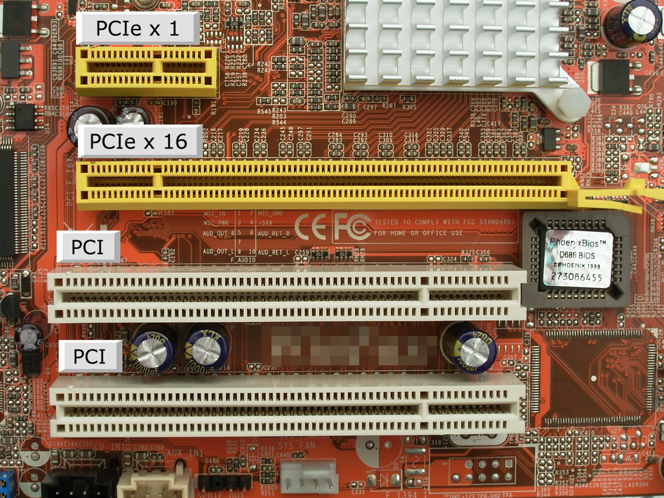 Khe cắm PCI Express ra mắt vào năm 2004, thay thế cho PCI