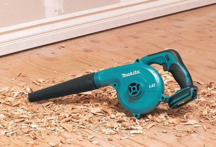 Máy thổi bụi cầm tay dễ dàng dọn sạch rác thải ở mọi không gian