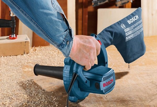 Máy thổi bụi giúp dọn dẹp nhanh chóng các bụi bẩn và rác thải