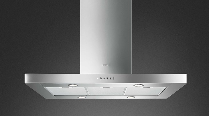 Máy hút mùi đảo Smeg KI90XE (536.84.628) có thiết kế sang trọng với gam màu bạc sáng bóng, tạo vẻ đẹp mới lạ, khác biệt cho căn bếp gia đình