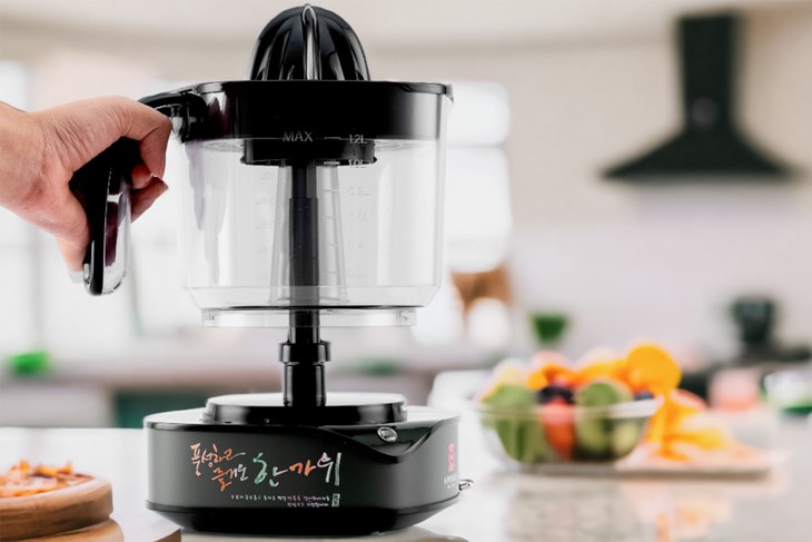Máy vắt cam Hawonkoo 40W OJH-120-GR có 2 đầu vắt lớn, nhỏ cho bạn tùy ý thay đổi tùy theo kích thước từng loại quả
