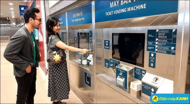 Hành khách có thể mua vé trực tiếp tại các máy bán vé tự động được đặt tại sảnh chờ của mỗi nhà ga.