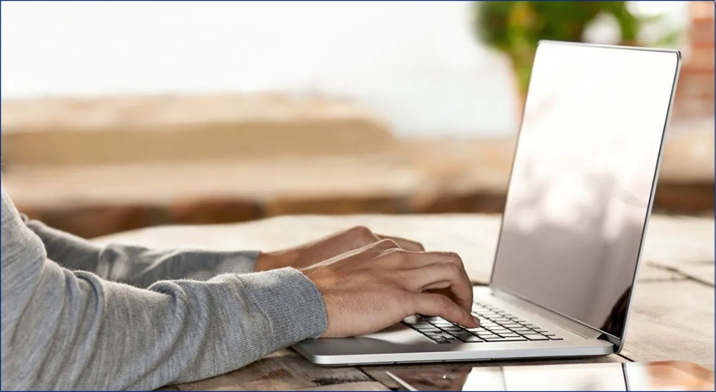 Agoda không công khai địa chỉ email hỗ trợ chung mà khuyến khích người dùng gửi yêu cầu qua form liên hệ trên website