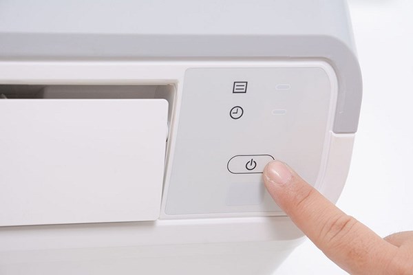 Sử dụng nút nguồn bật/tắt trên dàn lạnh