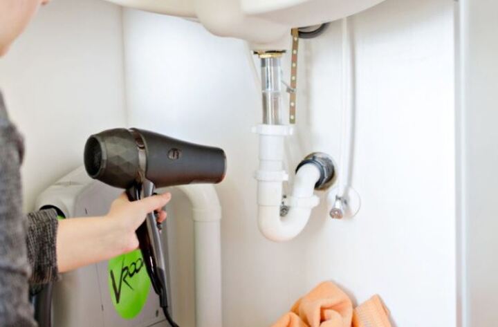 Sử dụng máy sấy tóc để làm tan băng trên ống xả nước