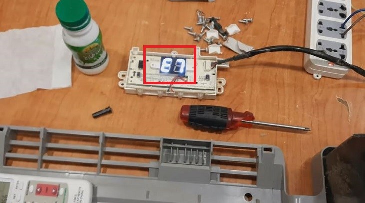 Mã lỗi E7 trên máy lạnh Aqua thường liên quan đến sự cố kết nối giữa dàn nóng và dàn lạnh
