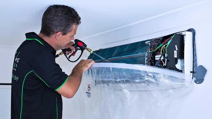 Vệ sinh sạch sẽ cánh quạt máy lạnh Kangaroo để khắc phục lỗi E4