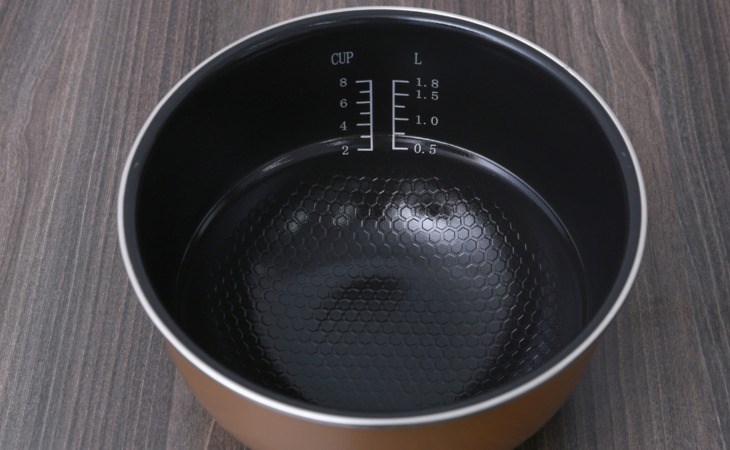 Nồi cơm điện cao tần Kangaroo 1.8 lít KG599N sở hữu lòng nồi bằng hợp kim nhiều lớp phủ chống dính kim cương Kamado có độ bền cao, ít bị trầy xước