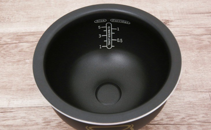 Nồi cơm điện cao tần Tefal 0.9 lít Compact Pro (RK 803565) có lòng nồi bằng gang tráng men chống dính, giúp dễ dạng vệ sinh sau khi nấu