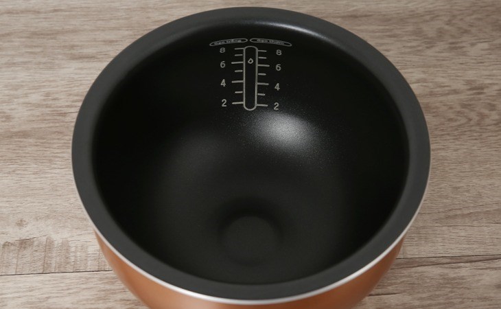 Nồi cơm điện cao tần Tefal 1.5 lít RK808168 có lòng nồi bằng nhôm phủ chống dính, cho khả năng giữ nhiệt tốt