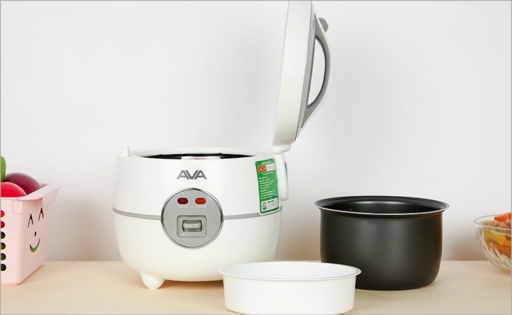 Nồi cơm điện nắp gài AVA 1 lít JRC-100P sở hữu lòng nồi bằng hợp kim nhôm tráng men chống dính, hạn chế tình trạng cơm bám vào đáy nồi trong khi nấu