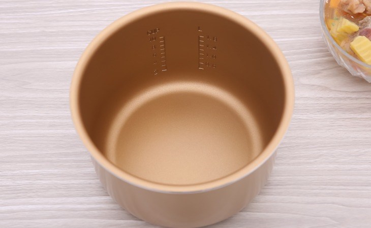 Nồi cơm điện tử Sunhouse mama 1.8 lít SHD8903 có lòng nồi bằng hợp kim nhiều lớp phủ chống dính Whitford có khả năng chống dính tốt, thuận tiện lau chùi sau khi nấu