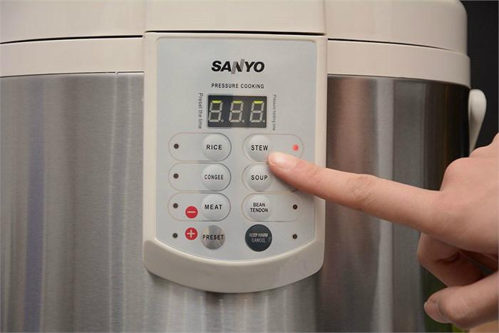 Hầm xương dễ dàng với nồi áp suất điện Sanyo ECJ-DY509MPA