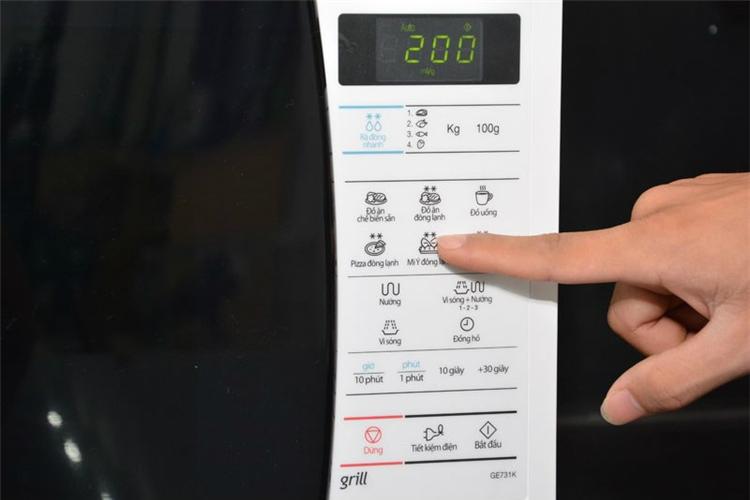 Lò vi sóng Samsung GE731K có thể nấu tự động 6 loại thức ăn