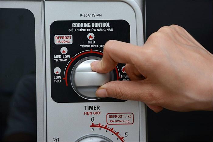 Lò vi sóng Sharp R-20A1(S)VN dễ dàng điều chỉnh công suất và thời gian nấu