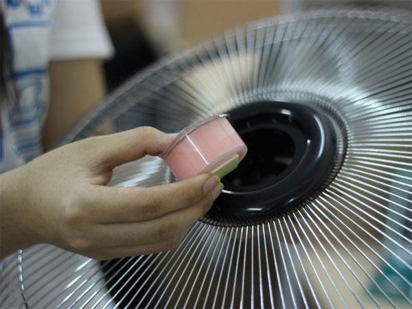 Quạt hơi nước Sanyo REF-B100MK3A có chức năng tạo ion ẩm trong không khí
