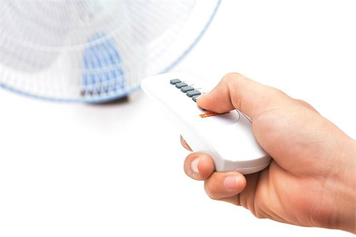 Quạt treo tường Senko TR 828 có chức năng điều khiển từ xa tiện lợi