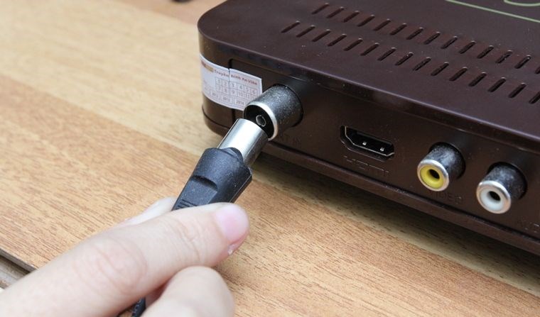 Cổng kết nối ăng ten có hình trụ tròn