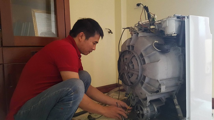 Sửa máy giặt ở tiệm bên ngoài hãng