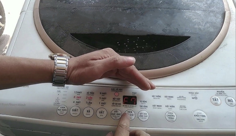 Màn hình hiển thị lỗi E7-4 là một trong những lỗi phức tạp trên máy giặt Toshiba