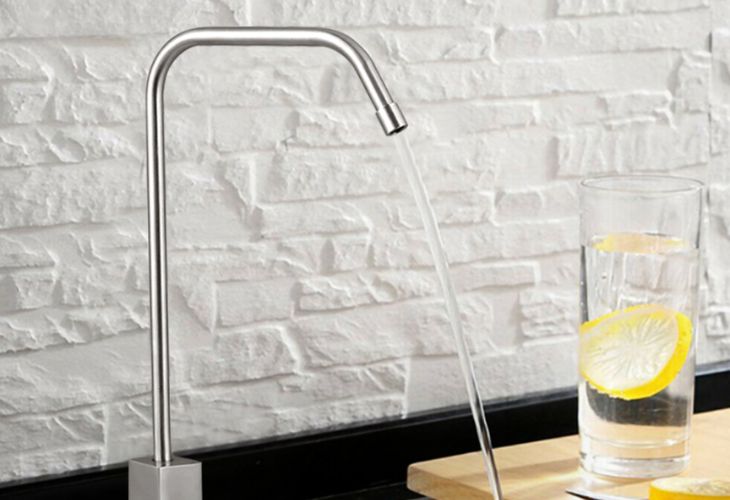 Xả nước để cuốn trôi hết cặn than trong các lõi lọc mới để sử dụng nước bình thường