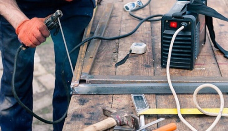 Để khắc phục tình trạng trên, bạn có thể dùng giấy ráp chà sạch chỗ bị cháy đen và xiết chặt lại