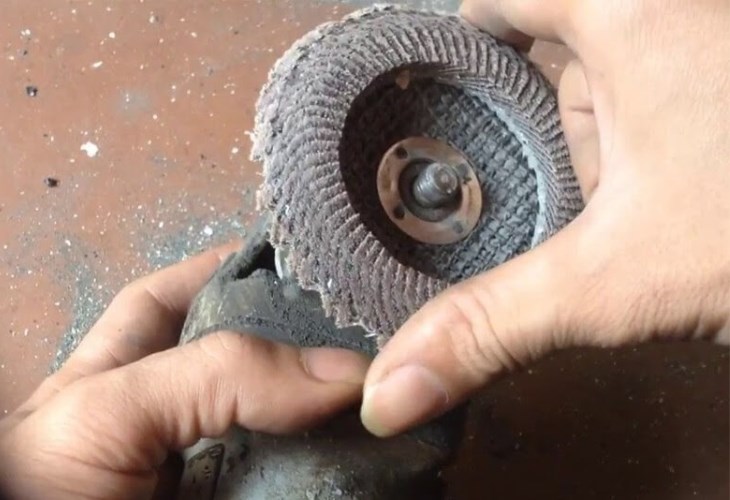 Sau thời gian dài sử dụng, bạn cần kiểm tra và thay đĩa mài, bánh xe và đai máy mới
