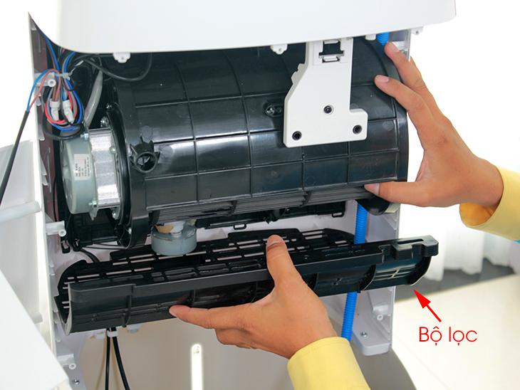 Quạt điều hòa bị bắn nước ra ngoài