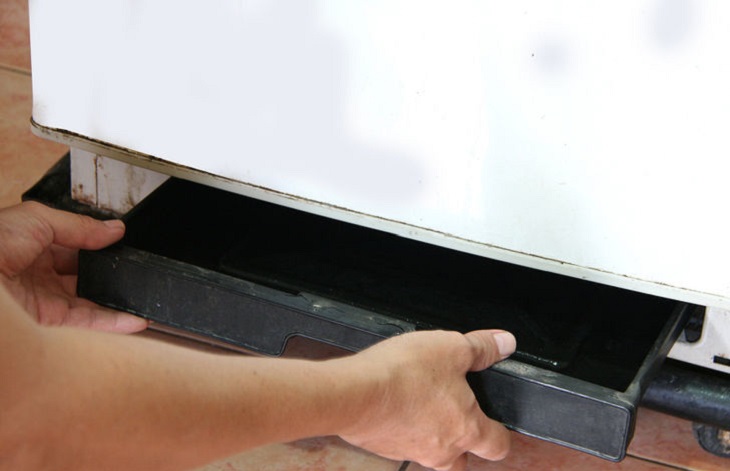 Khay chứa nước phía sau tủ lạnh bị tràn có thể do ống thoát nước gắn với khay bị tắc nghẽn