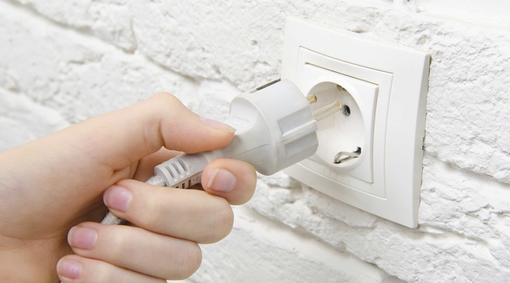 Bạn tiến hành kiểm tra phích cắm điện để đảm bảo máy có thể hoạt động