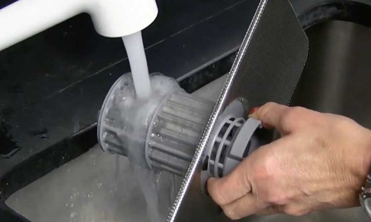 bộ lọc xả hoặc đường ống nước xả bị tắc nghẽn