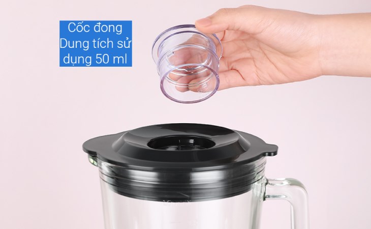Máy xay sinh tố đa năng Electrolux E3TB1-710S có chỗ tiếp thêm nguyên liệu nhanh chóng mà không cần tắt/mở thiết bị