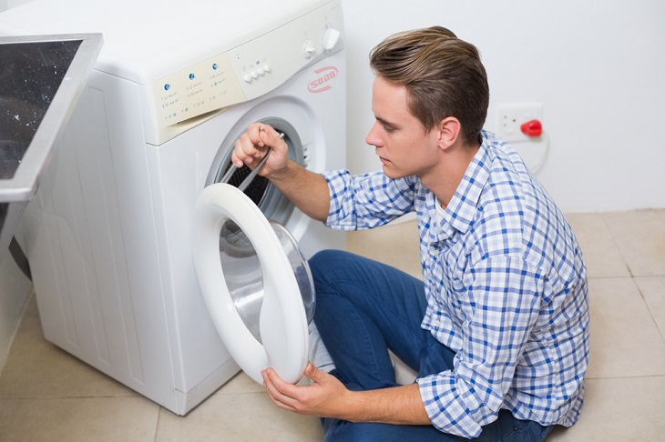 Máy giặt kêu lạ, rung lắc mạnh khi vắt do đặt không cân bằng hoặc bộ giảm xóc mòn