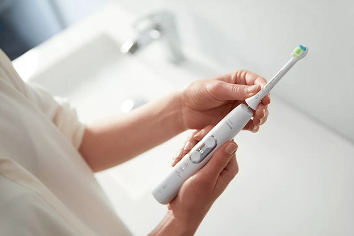 Bàn chải đánh răng điện Philips Sonicare 6100 Protective Clean trang bị công nghệ BrushSync cảnh báo thời gian thay đầu bàn chải thích hợp