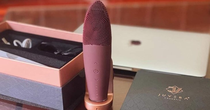 Máy rửa mặt Juvera S Limited màu nâu có kiểu dáng độc đáo với gam màu bắt mắt, tô điểm cho không gian sử dụng