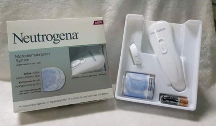 Máy rửa mặt Neutrogena Microdermabrasion sử dụng điều khiển nút gạt nên bạn có thể thay đổi chế độ rung phù hợp với nhu cầu sử dụng