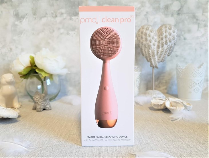Máy rửa mặt PMD Clean Pro được trang bị công nghệ SonicGlowth giúp làm sạch da nhanh chóng, hạn chế gây ra mụn