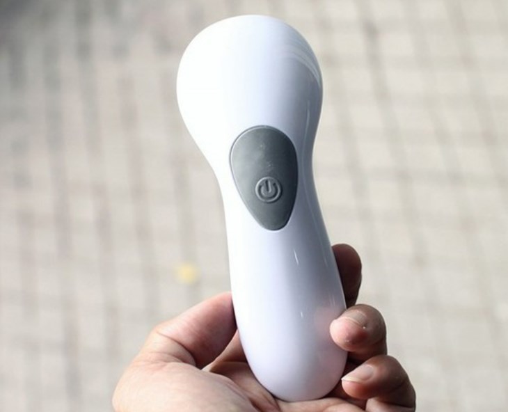 Máy rửa mặt Proactiv Pore Cleansing Brush sở hữu kiểu dáng cầm tay nhỏ gọn và bàn chải mềm mại, không gây đau rát khi sử dụng
