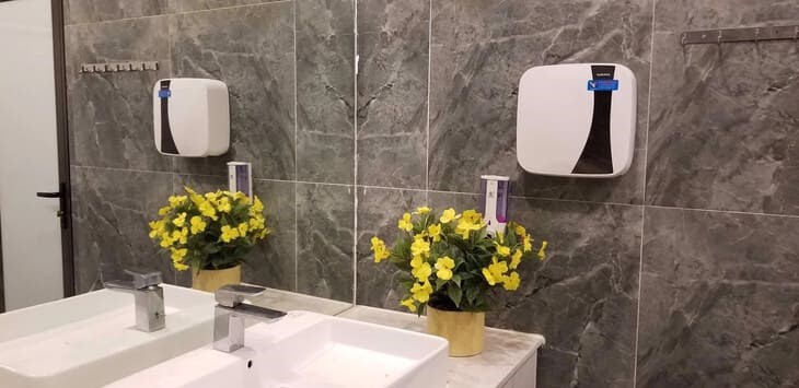 Máy rửa tay tự động Saraya UD-450 có thể được lắp đặt trong nhà vệ sinh, hành lang, nơi công cộng