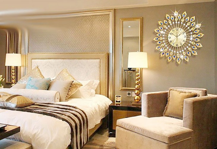 Đồng hồ treo tường vừa tô điểm không gian phòng ngủ thêm đẳng cấp, vừa giúp bạn theo dõi và quản lý thời gian