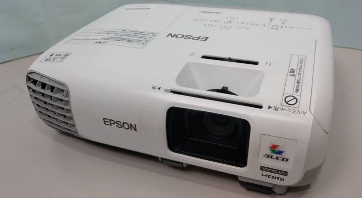 Máy chiếu Epson có thiết kế đơn giản, trẻ trung, đầy tính thẩm mỹ, mẫu mã đa dạng, phù hợp với nhiều không gian trình chiếu