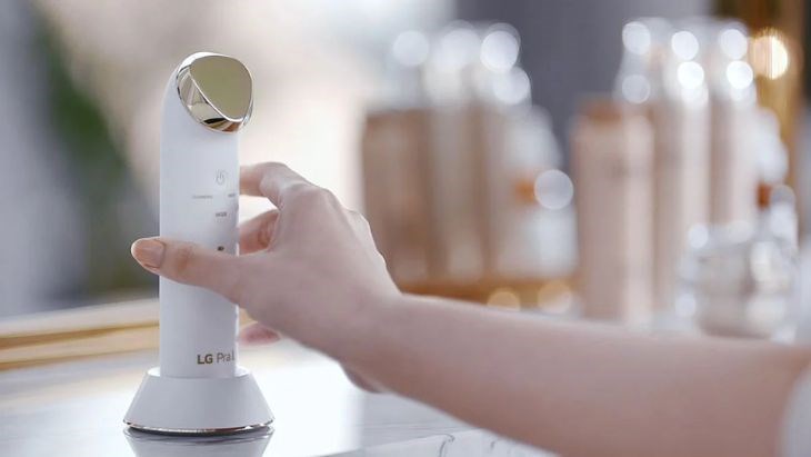 Máy đẩy tinh chất LG với thiết kế đầu máy hình tam giác, giúp bạn dễ dàng làm sạch mọi vùng trên mặt