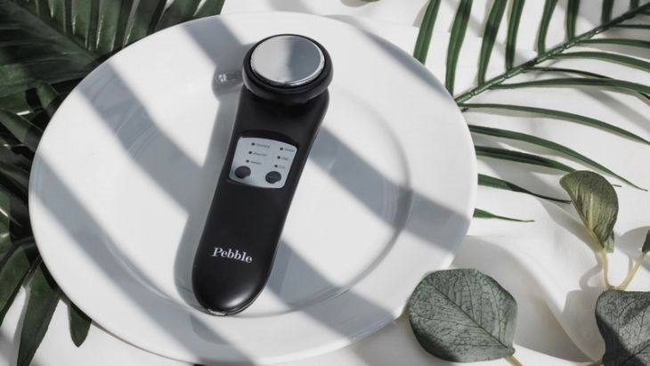 Máy đẩy tinh chất Pebble Fleur khoác lên mình vẻ ngoài hiện đại, trọng lượng gọn nhẹ  thích hợp mang đi du lịch hoặc công tác