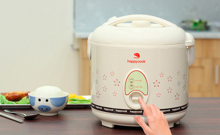 Nồi cơm điện HappyCook 1.8 lít HC-180 có thiết kế đơn giản nhưng bắt mắt với màu nâu nhạt cùng các hoa văn hình sao thanh mảnh