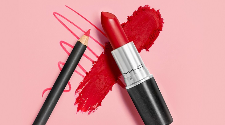 Các sản phẩm son của MAC được thiết kế theo phong cách truyền thống cây son hình vỏ đạn nhỏ gọn