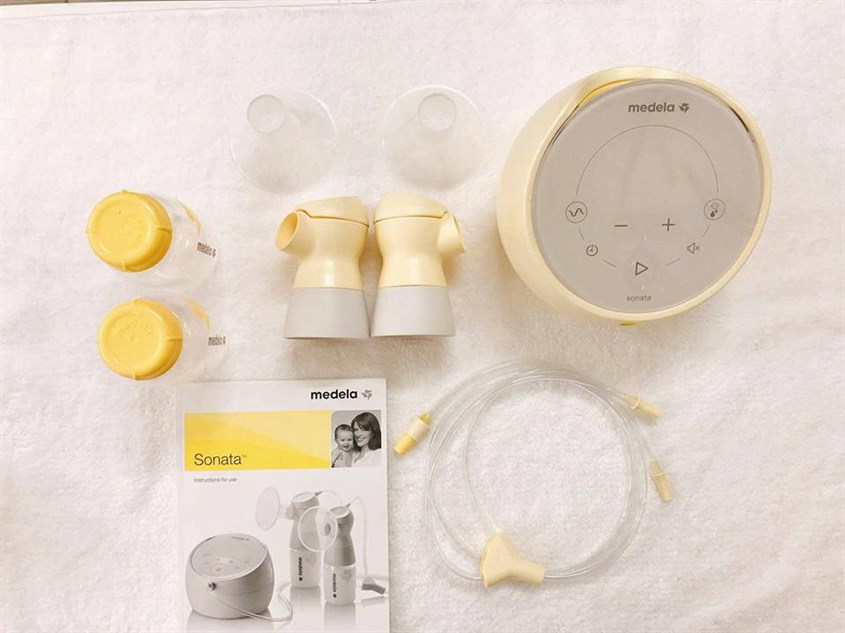 Máy hút sữa Medela có thiết kế nhỏ gọn, hiện đại với lực hút êm ái, nhẹ nhàng, dễ sử dụng