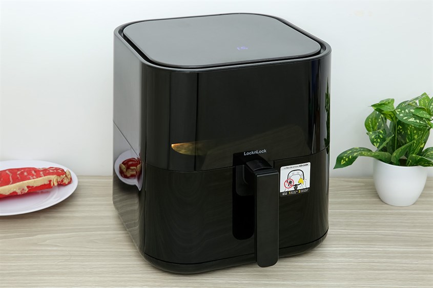 Nồi chiên không dầu Lock&Lock EJF996BLK 5.5 lít có công suất 1800W giúp rút ngắn thời gian đứng bếp cho người nội trợ