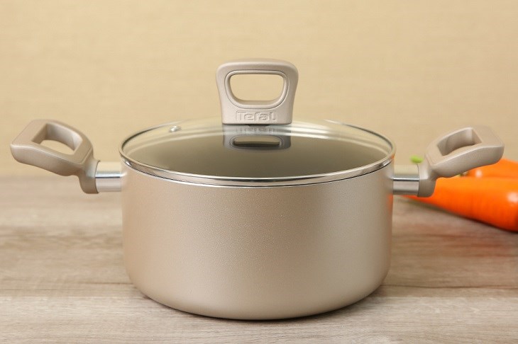 Nồi nhôm chống dính nắp kính 20 cm Tefal H9104414 được phủ chống dính dày bền, nấu ăn an toàn, không phản ứng với thức ăn